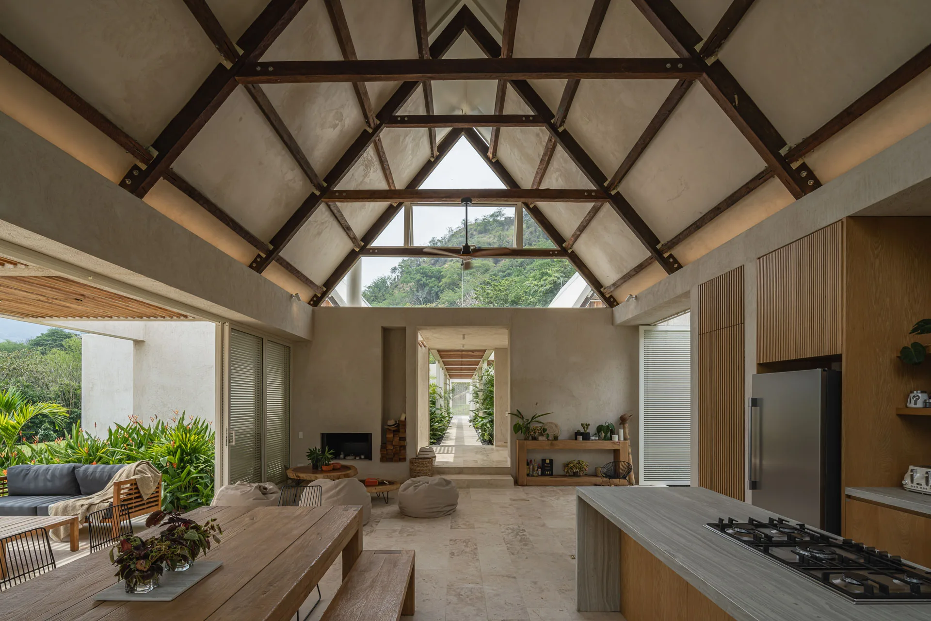 Habitación minimalista con ventanales de piso a techo y acceso directo al jardín.
